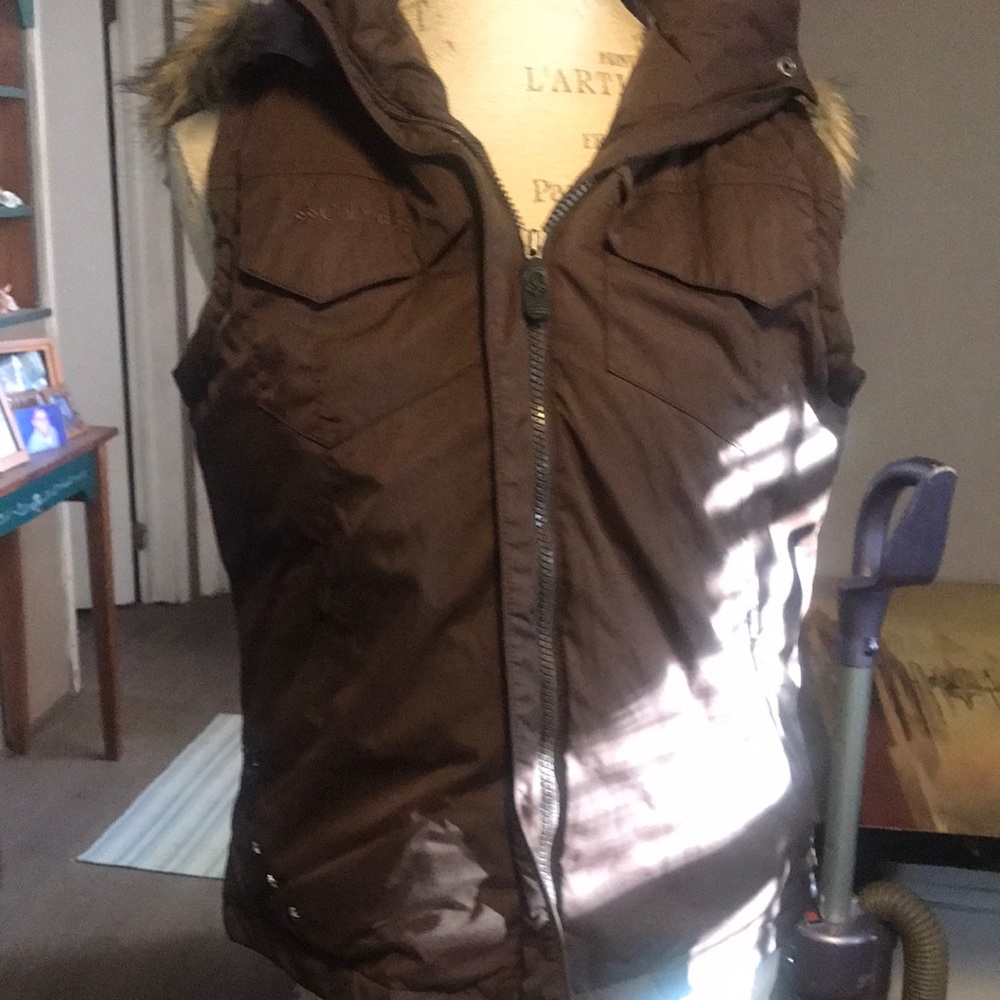 Columbia large Womens brown sleeveless jacket with fur hood